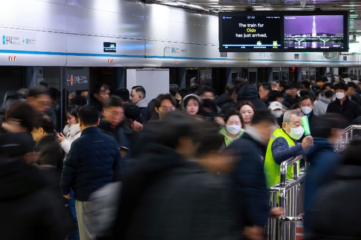서울 지하철 1~8호선을 운영하는 서울교통공사 노사 간 임금·단체협약 협상이 12일 오전 타결됐다. 이에 따라 노조는 파업 계획을 철회했다. 연합뉴스