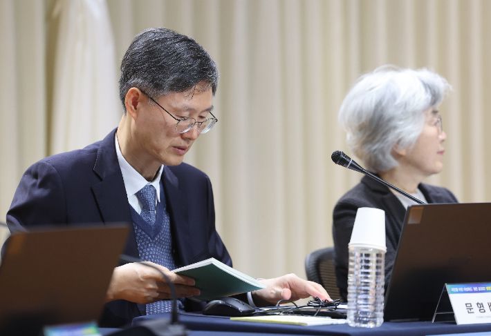 공청회 참석한 문형배     (서울=연합뉴스) 박동주 기자 = 11일 서울 서초구 서울법원종합청사에서 문형배 전 헌법재판소 헌법재판관(왼쪽)이 참석한 가운데 국민을 위한 사법제도 개편 공청회가 열리고 있다. 2025.12.11     pdj6635@yna.co.kr (끝)   <저작권자(c) 연합뉴스, 무단 전재-재배포, AI 학습 및 활용 금지> 연합뉴스