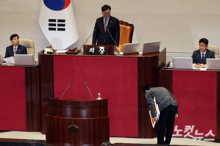 국민의힘 곽규택 의원이 11일 서울 여의도 국회에서 열린 제430회국회(임시회) 제1차 본회의에서 형사소송법 일부개정법률안(대안)에 대한 무제한토론을 위해 발언대로 향하며 우원식 국회의장에게 인사를 하고 있다. 윤창원 기자