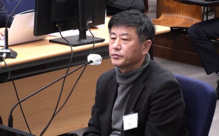 12·3 비상계엄을 모의했다는 의혹을 받는 노상원 전 국군정보사령관이 8일 서울중앙지법에서 열린 윤석열 전 대통령의 내란 우두머리, 직권남용 권리행사방해 혐의 사건 속행 공판에서 증언을 거부하고 있다. 서울중앙지방법원 제공