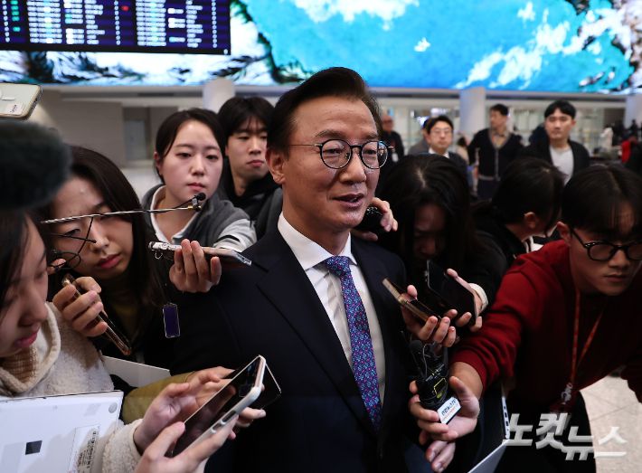 통일교로부터 금품을 수수했다는 의혹이 제기된 전재수 해양수산부 장관이 11일 오전 인천국제공항 제2여객터미널을 통해 귀국하고 있다. 황진환 기자