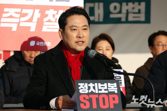 국민의힘 장동혁 대표가 15일 서울 여의도 국회 본관 앞에 마련된 천막 농성장에서 열린 최고위원회의에서 발언을 하고 있다. 윤창원 기자