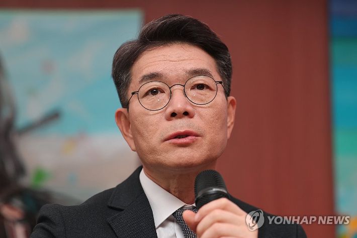 정원오 성동구청장이 이달 10일 서울 성동구 펍지 성수에서 열린 '성수동' 출간 관련 기자간담회에서 취재진 질문에 답하는 모습. 연합뉴스