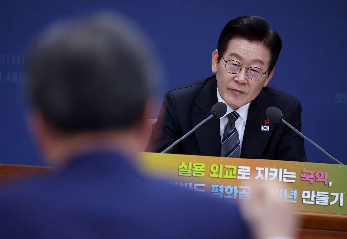 이재명 대통령이 19일 정부서울청사 별관에서 열린 외교부(재외동포청)·통일부 업무보고에서 조현 외교부 장관에게 질문하고 있다. 연합뉴스