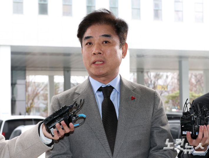 국회 '패스트트랙 충돌' 사건에 연루된 김병욱 대통령실 정무비서관이 19일 서울 양천구 서울남부지법에서 열린 1심 선고공판에 출석하고 있다. 황진환 기자