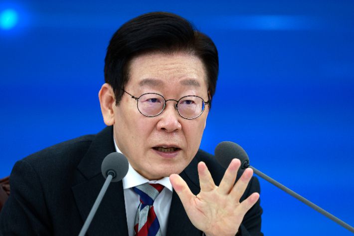 이재명 대통령, 국방부·국가보훈부 업무보고 발언.  이재명 대통령이 18일 서울 용산구 국방부에서 열린 국방부·국가보훈부 업무보고에서 발언하고 있다. 2025.12.18 연합뉴스