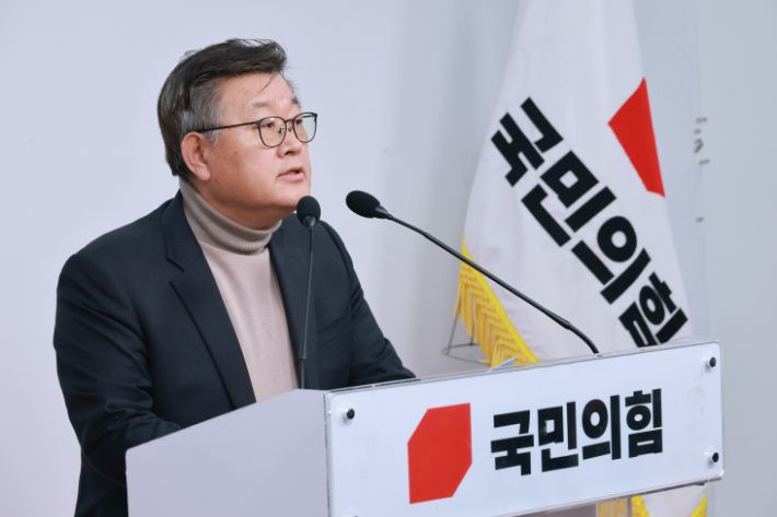 김종혁 당원권 정지 2년 권고 결정한 국민의힘 당무감사위. 국민의힘 이호선 당무감사위원장이 16일 서울 여의도 국민의힘 중앙당사에서 김종혁 전 최고위원에 대한 당원권 정지 2년 권고 결정과 관련해 설명하고 있다. 2025.12.16   연합뉴스