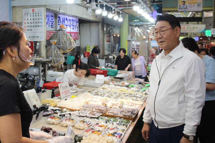 김교흥 의원이 인천지역 전통시장 상인과 대화하고 있다. 김 의원실 제공