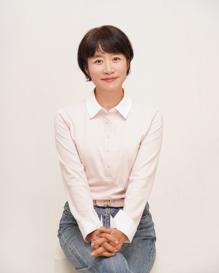 이동애 기자는 1995년 기자로 MBC에 입사해 사회부, 경제부, 정치부 등 다양한 분야에서 취재 경험을 쌓아왔다. 2014년부터 3년간 도쿄 특파원을 역임했고, 귀국 후 디지털 뉴스룸에서 '프리 뉴스데스크', '외전의 외전', '잡생각' 등 기존 지상파 뉴스에서 볼 수 없는 유튜브 플랫폼 기반의 디지털 오리지널 콘텐츠 기획에 참여했다. 저자 제공