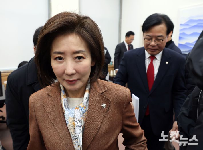 국민의힘 나경원 의원이 10일 오전 국회 국민의힘 원내대표실에서 송언석 원내대표와 면담을 마치고 나서고 있다. 황진환 기자