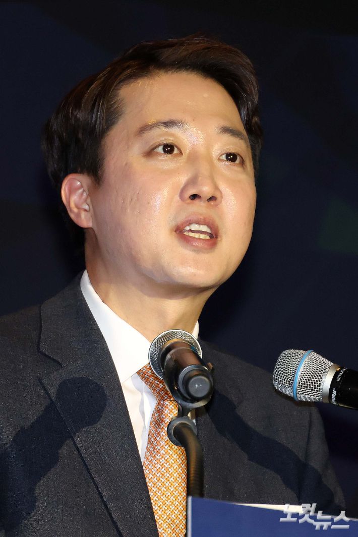 이준석 개혁신당 대표가 15일 오후 서울 여의도 페어몬트 앰배서더 서울 그랜드볼룸에서 열린 한국 선교 140주년 비전 선포식에서 축사를 하고 있다. 박종민 기자