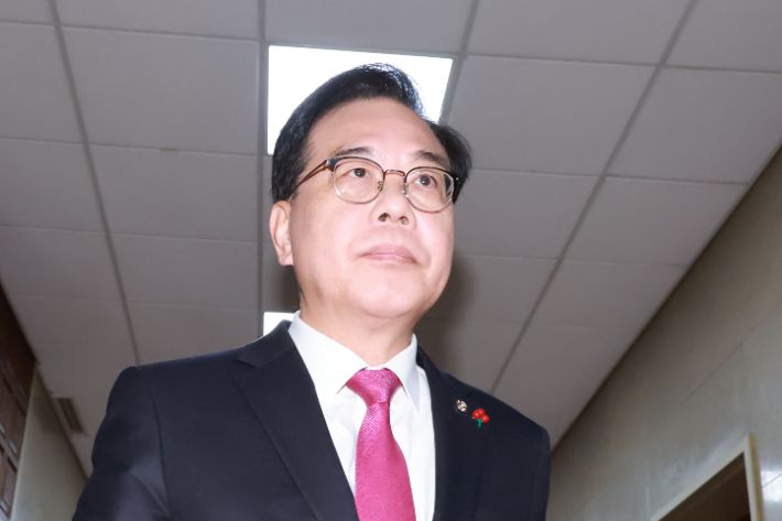 국민의힘 송언석 원내대표가 22일 국회 12월 임시국회 본회의를 앞두고 국회의장실을 방문한 뒤 이동하고 있다. 연합뉴스