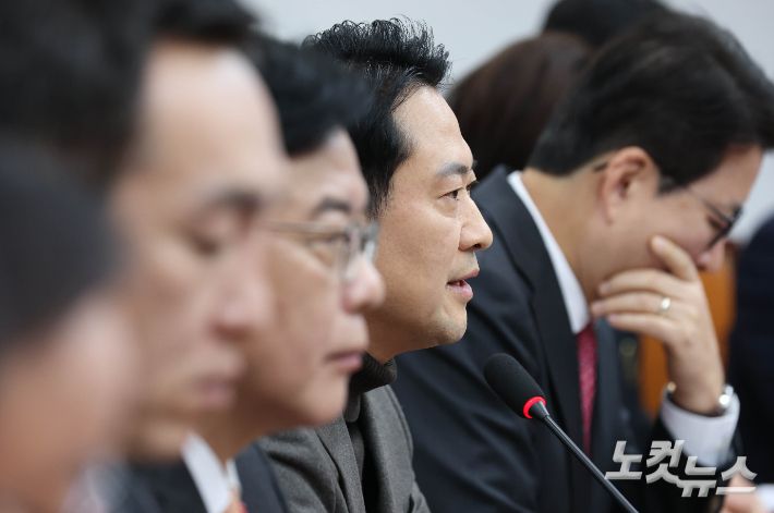 국민의힘 장동혁 대표가 18일 국회에서 열린 최고위원회의에 참석해 모두발언 하고 있다. 황진환 기자