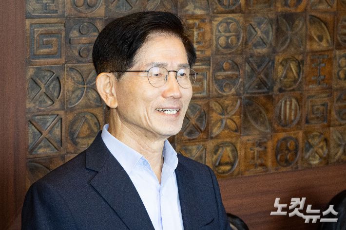 김문수 전 고용노동부 장관이 23일 서울 여의도 한 중식당에서 장동혁 국민의힘 대표와 만나 오찬에 앞서 인사하고 있다. 류영주 기자