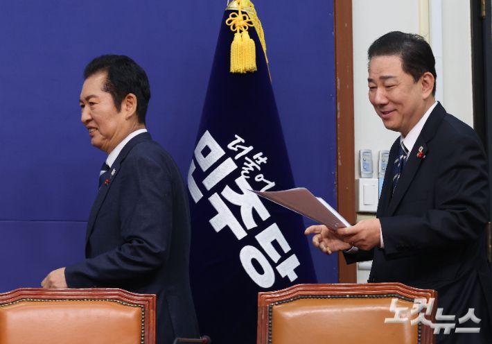 더불어민주당 정청래 대표와 김병기 원내대표가 22일 국회에서 열린 최고위원회의에 참석하고 있다. 황진환 기자