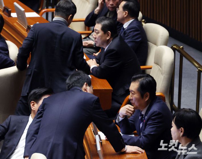 더불어민주당 정청래 대표와 김병기 원내대표가 22일 국회 본회의에 참석해 동료 의원들과 대화하고 있다. 황진환 기자