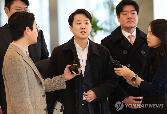 개혁신당 이준석 대표가 21일 윤석열 전 대통령의 공천개입 의혹과 관련한 조사를 받기 위해 서울 종로구  KT 광화문빌딩 웨스트에 마련된 민중기 특별검사팀에 피의자 신분으로 출석하며 취재진의 질문에 답하고 있다. 연합뉴스