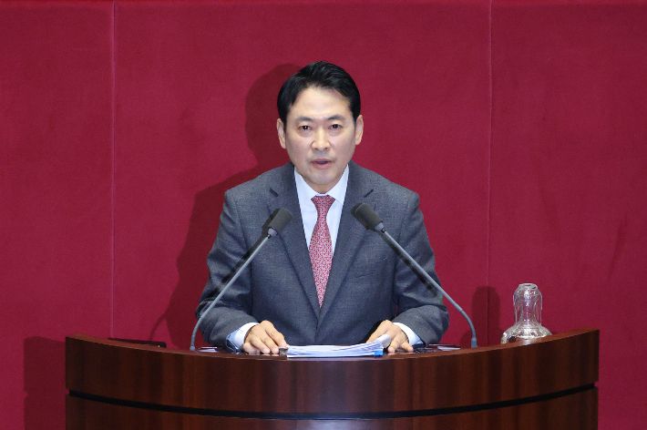 국민의힘 장동혁 대표가 22일 국회 본회의에서 더불어민주당이 발의한 '내란전담재판부 설치법'(내란·외환·반란 범죄 등의 형사절차에 관한 특례법안)에 대한 필리버스터(무제한 토론을 통한 합법적 의사진행 방해)를 진행하고 있다. 황진환 기자