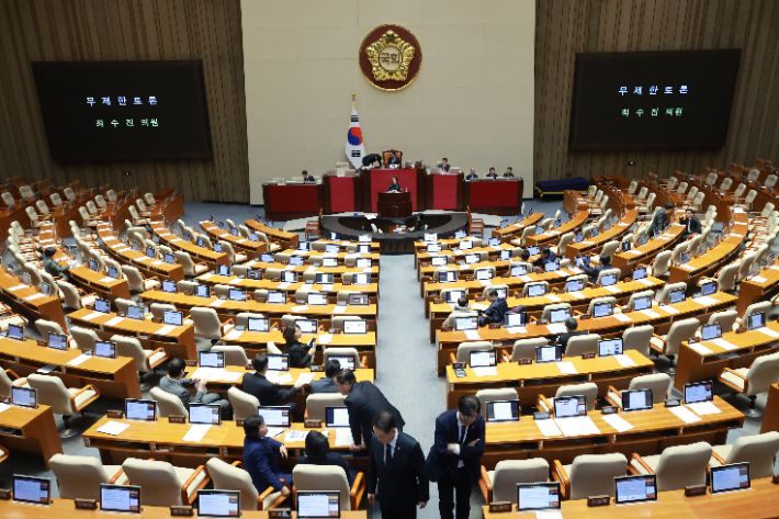 국민의힘 최수진 의원이 23일 국회에서 열린 12월 임시국회 본회의에서 정보통신망 이용촉진 및 정보보호 등에 관한 법률 일부개정법에 대한 무제한 토론을 하고 있다. 연합뉴스