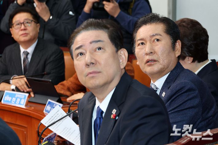 더불어민주당 정청래 대표가 서울 여의도 국회에서 열린 최고위원회의에서 자료를 바라보고 있다. 박종민 기자