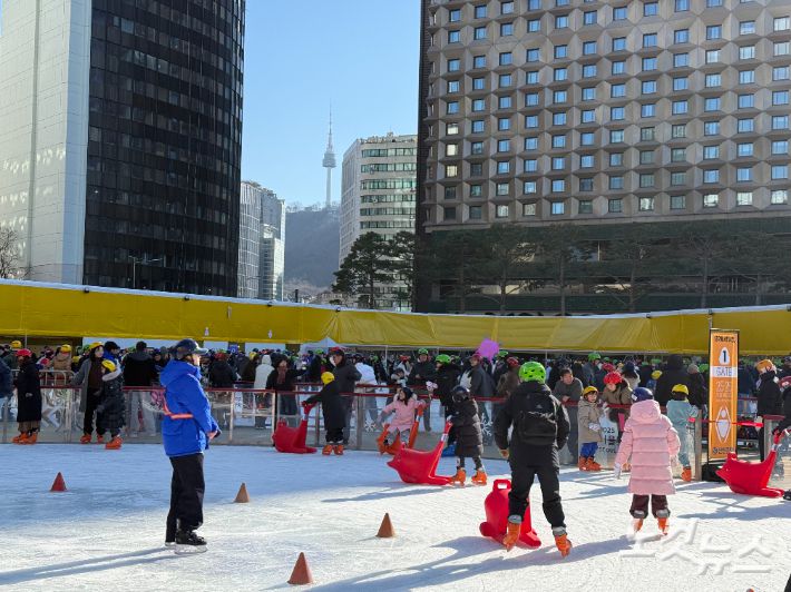 25일 오후 시민들이 서울시청 앞 광장에 마련된 스케이트장에서 시간을 보내고 있다. 김태헌 기자