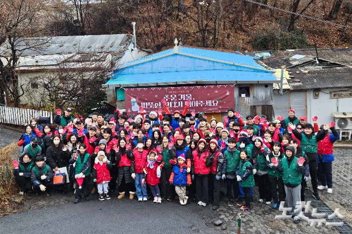연탄은행은 "봉사자들이 땀 흘려 나를 연탄 4,000장은 난방에너지 나눔을 넘어,  꽁꽁 얼어붙은 기부 분위기를 녹이고 남은 400만 장의 기적을 만들어내겠다는 '뜨거운 의지와 도전'의 상징"이라고 강조했다.