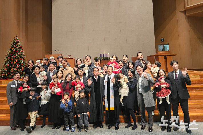 새문안교회는 성탄절예배에서 진행된 유아 세례식에선 14명의 어린이들이 유아세례를 받았다.