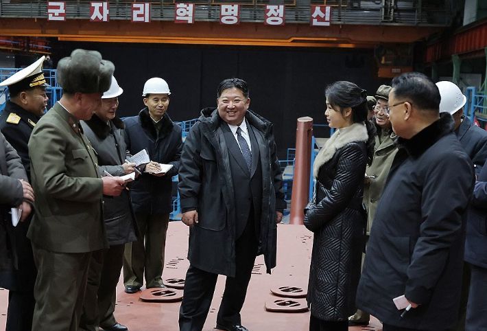 김정은 북한 국무위원장이 8700t급 '핵동력 전략유도탄 잠수함 건조사업'을 현지에서 지도했다. 연합뉴스