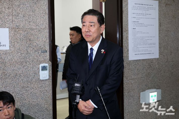 더불어민주당 김병기 원내대표가 24일 서울 여의도 국회에서 '가족 항공사 의전 의혹'에 대한 답을 하고 있다. 김 원내대표는 자신의 SNS에 "오히려 생후 6개월 된 손자 출국을 알게 된 보좌직원이 대한항공에 편의를 요청하겠다고 했는데 며느리가 사설 패스트트랙을 신청하여 필요 없다고 하였디"며 해명했다. 박종민 기자