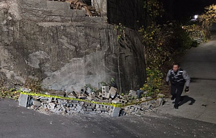 25일 오후 9시쯤 서귀포시 동홍동에서 담벼락 무너짐 신고가 접수돼 경찰과 소방당국이 안전조치를 하고 있다. 제주소방안전본부 제공