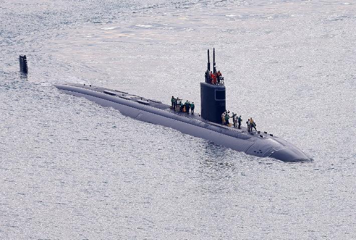 23일 부산 해군작전기지에 미 해군 핵 추진 잠수함(SSN) 그린빌함이 입항하고 있다. 연합뉴스