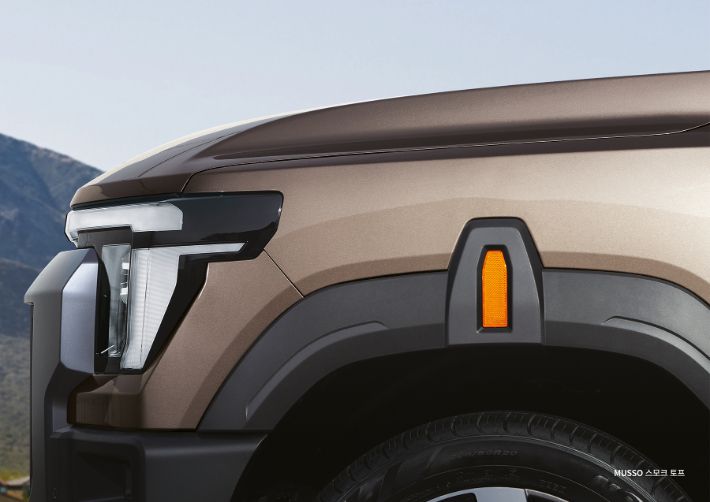 차세대 픽업 'Q300' 차명 '무쏘' 확정. 정통 오프로드 스타일 강조 외관 디자인 공개. KG모빌리티 제공