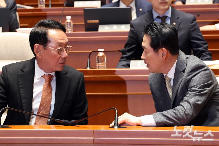 국민의힘 장동혁 대표와 김도읍 정책위의장(왼쪽)이 의원총회에서 대화를 하고 있다. 윤창원 기자