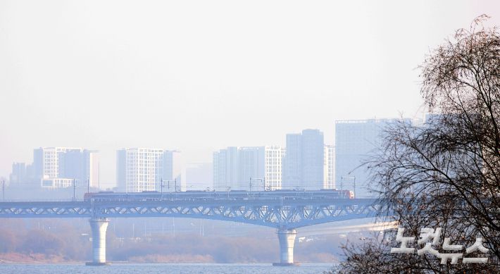 초미세먼지 농도 '나쁨' 수준을 보이는 한강공원. 황진환 기자