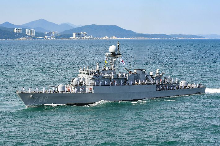 대한민국해군 관함식 해상사열에 참가한 광명함. 해군 제공