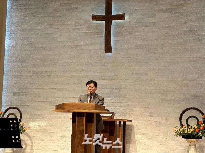 대전CBS 유지이사회 지도 목사 김진태 목사(보문감리교회)가 말씀을 증거하고 있다. 사진: 대전CBS