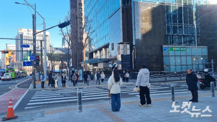 19일 오전 서울 중구 시청역 앞에서 출근하는 시민들이 강추위에 몸을 움츠리고 횡단보도 신호를 기다리고 있다. 김지은 기자