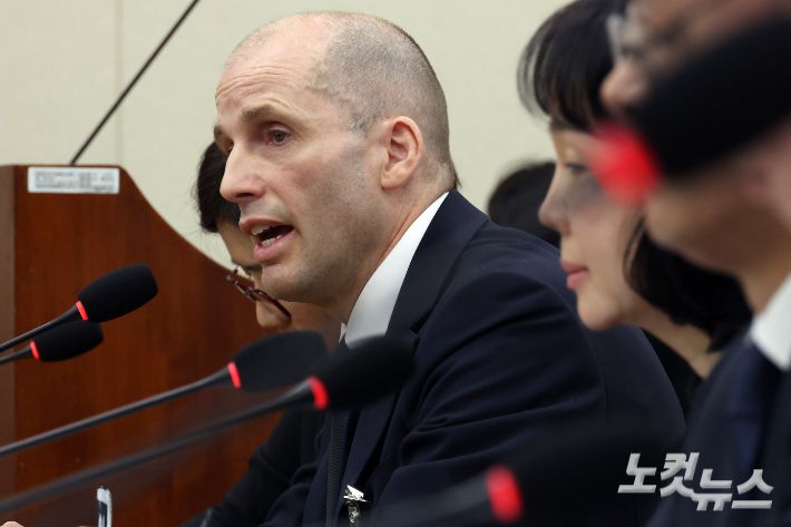 지난 17일 서울 여의도 국회 과학기술정보방송통신위원회에서 열린 쿠팡 침해사고 관련 청문회에서 해롤드 로저스 쿠팡 대표이사가 의원 질의에 답변을 하고 있다. 윤창원 기자