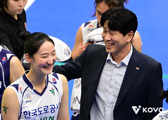 김세빈과 김종민 감독. KOVO