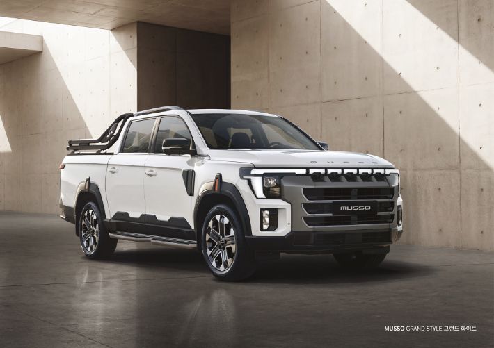 차세대 픽업 'Q300' 차명 '무쏘' 확정. 정통 오프로드 스타일 강조 외관 디자인 공개. KG모빌리티 제공