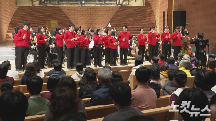 발달장애 청소년들을 중심으로 구성된 꿈꾸벨라 핸드벨 팀은 구노의 '아베 마리아', 사운드 오브 뮤직의 'My Favorite Things', 'Do-Re-Mi Song', 캐럴 메들리를 연주했다.