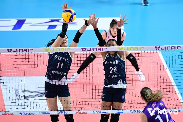 기업은행과 경기에서 블로킹하는 김세빈(왼쪽)과 타나차. KOVO