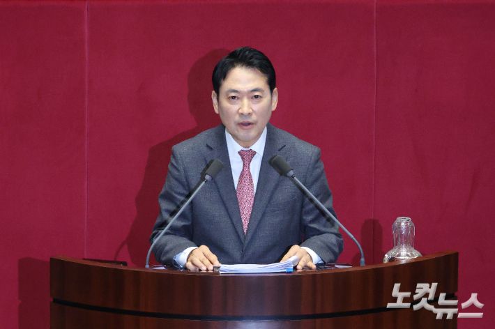 국민의힘 장동혁 대표가 22일 국회 본회의에서 더불어민주당이 발의한 '내란전담재판부 설치법'(내란·외환·반란 범죄 등의 형사절차에 관한 특례법안)에 대한 필리버스터(무제한 토론을 통한 합법적 의사진행 방해)를 진행하고 있다. 황진환 기자