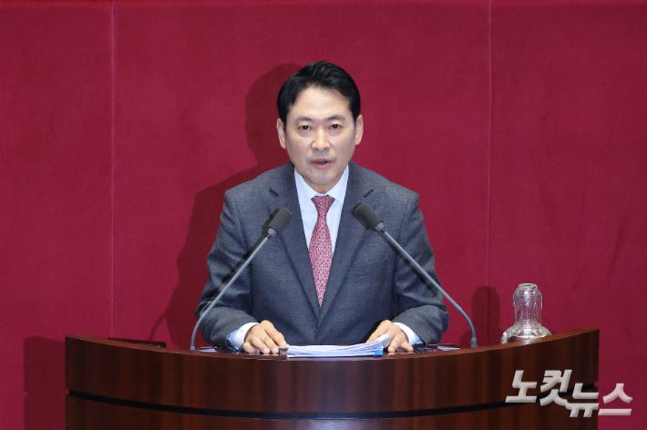 국민의힘 장동혁 대표가 22일 국회 본회의에서 더불어민주당이 발의한 '내란전담재판부 설치법'(내란·외환·반란 범죄 등의 형사절차에 관한 특례법안)에 대한 필리버스터(무제한 토론을 통한 합법적 의사진행 방해)를 진행하고 있다. 황진환 기자