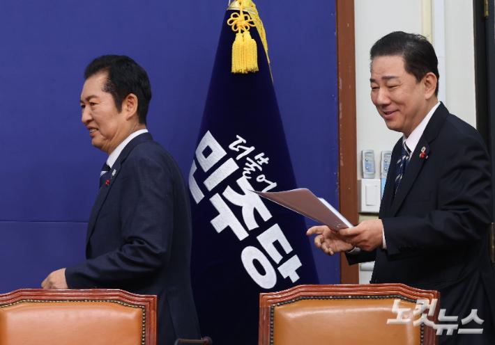 더불어민주당 정청래 대표와 김병기 원내대표가 22일 국회에서 열린 최고위원회의에 참석하고 있다. 황진환 기자