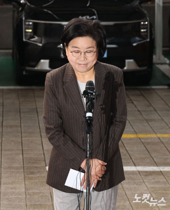 이혜훈 기획예산처 장관 후보자가 29일 서울 중구 예금보험공사에 마련된 인사청문회 준비사무실로 출근하며 소감을 밝힌 뒤 고개숙여 인사하고 있다. 황진환 기자