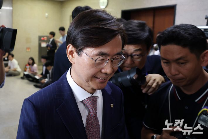 국민의힘 조경태 의원이 28일 서울 여의도 국회에서 열린 당대표 및 중진의원 회의에 참석하고 있다. 윤창원 기자