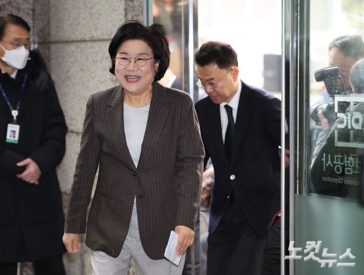 이혜훈 기획예산처 장관 후보자가 29일 서울 중구 예금보험공사에 마련된 인사청문회 준비사무실로 출근하고 있다. 황진환 기자