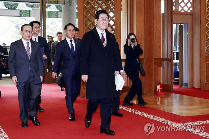 이재명 대통령이 29일 대통령실 이전 작업이 마무리된 청와대 본관으로 첫 출근하고 있다. 연합뉴스