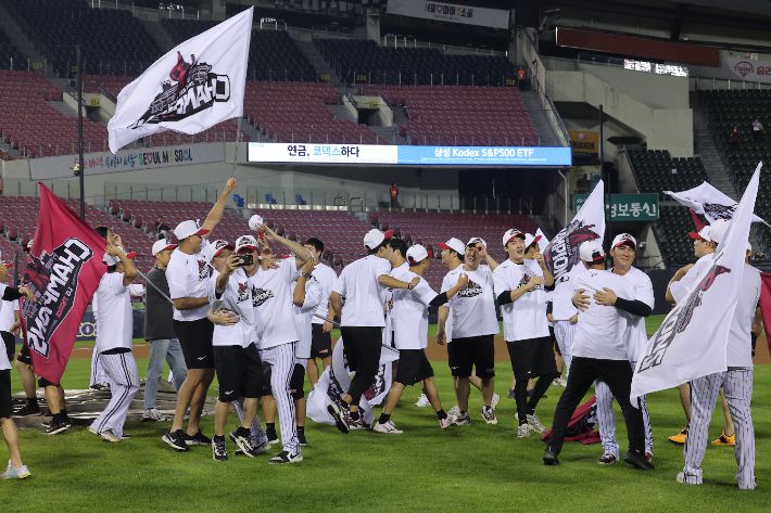 10월 1일 한화의 패배로 정규 리그 우승이 확정된 LG 선수들이 기뻐하는 모습. 연합뉴스